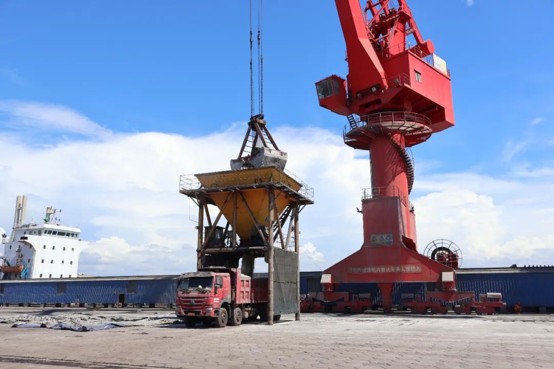 鋰精礦到港 回轉(zhuǎn)窯點(diǎn)火 星之海氫氧化鋰項(xiàng)目建設(shè)進(jìn)入沖刺階段1.jpg